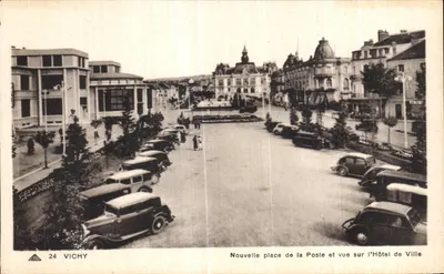 Vichy — Nouvelle place de la Poste et vue sur l'Hôtel de Ville — CPA 24