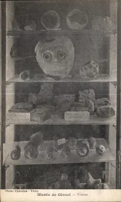 Musée de Glozel — Vitrine — Photo Charrier - Vichy