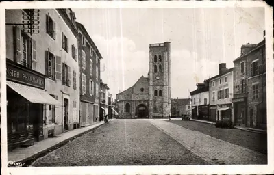 Gannat (Allier) — Place Hennequin e Igreja de Santa Cruz — Combleur Photo Macon