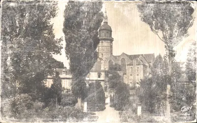 Lamballe (C.-du-N.) — Le Jardin Public et l'Église Saint-Jean — Éditions Gaby