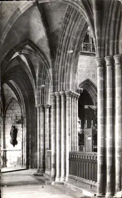 Intérieur de l'église de Toulouse — vue des voûtes et colonnes