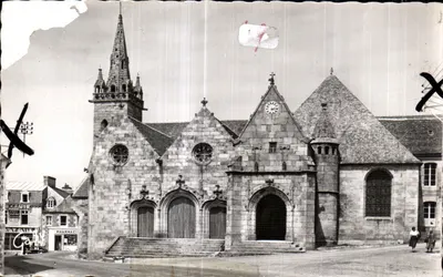 Plestin-les-Grèves — Église avec clocher du XVIIIe siècle et porte romane côté sud — Éditions Gaby, Nantes