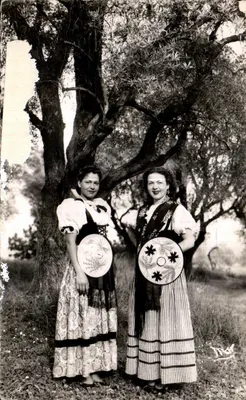 Duas mulheres em traje tradicional — sob oliveira — editor 'Mar' (verso)