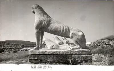 Délos - Avenida dos Leões — estátua de leão e dois leõezinhos — sem editor ou número de série visível