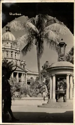 Durban — vista da cidade com fonte e palmeiral — Photo Copyright Lynn Acutt, Durban, S.A.