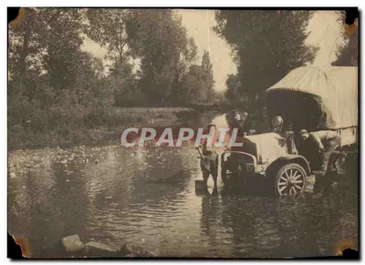 Caminhão atravessando um rio — cena de transporte rural — editor desconhecido