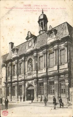 Troyes - Hotel de Ville — Zabytkowy monument zaczęty w 1624, zakończony w 1670, przez Cottarda, styl Louis XIII