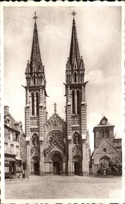 Igreja de São Pedro de La Ferté-Macé — vista da fachada com suas duas torres — editor C.A. des Arts Photomécaniques