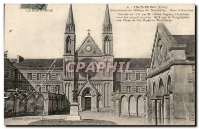 Tinchebray (Orne) — Cour d'Honneur da Abadia — Chocolaterie fundada em 1851 por M. o Abade Duguey