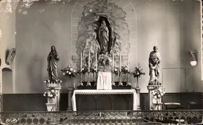 Bilhete postal antigo Moulins Engilbert Nievre Interior da Capela do I Hospice