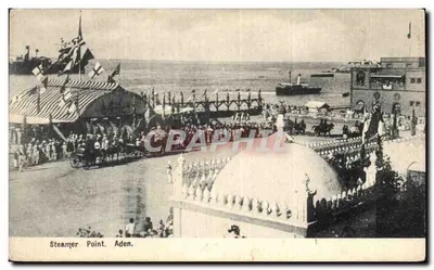 Steamer Point, Aden — vista do porto com barcos e multidão — editor não visível