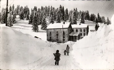Les Moussières (Alt. 1090 m.) — Promenade hivernale devant une maison enneigée — éditeur « Le Haut-Jura »