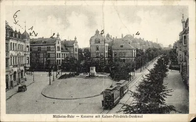 Bilhete postal antigo Mulheim Ruhr Kaserne Mit Kaiser Friedrich Denkmal Tramway