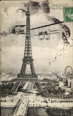 Paris — Biplan de course passant devant la Tour Eiffel pour se rendre à Issy-les-Moulineaux — éditeur non visible