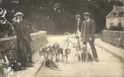 Deux hommes et chiens sur pont — scène de chasse à courre — éditeur 'CARTE POSTALE' (verso)