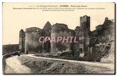 Dommé - Porte des Tours — Monumentos históricos do final do século XIII, com inscrições gravadas a faca por prisioneiros — P.D.S. Foto P. Rambert