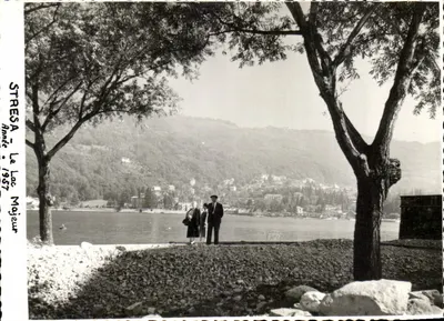 Stresa — Lago Maggiore — vista do lago com casal — STRESA