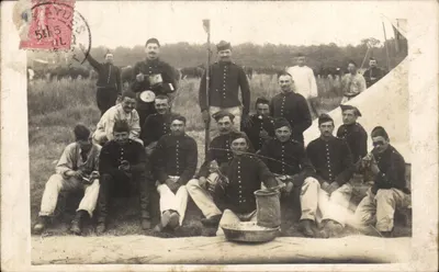 Soldaten in kamp — groep gefotografeerd in het open veld — onbekende uitgever, serie-nummer niet zichtbaar