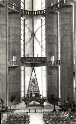 CPA Royan Interier de la nouvelle Eglise Architecte G Gillet