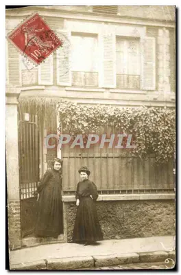 Deux femmes devant une maison à Paris — éditeur imprimeur non visible