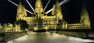 Angkor-Vat — vue de nuit — Blanche Archs, Jacopozi, Delangiste