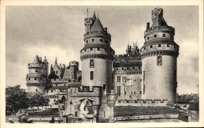 Zamek w Pierrefonds — wieże Julesa Césara i Karola Wielkiego — Serv. Commercial Monuments Historiques Gd Palais, Paris