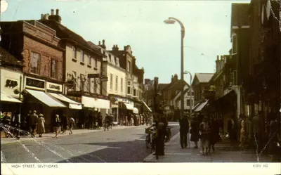 High Street, Sevenoaks — lebendige Ansicht von Geschäften und Fußgängern — Cotman-Color, Serie KSEV 102