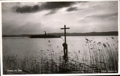 Kreuz im See — cruz no meio do lago — Foto Wörsching