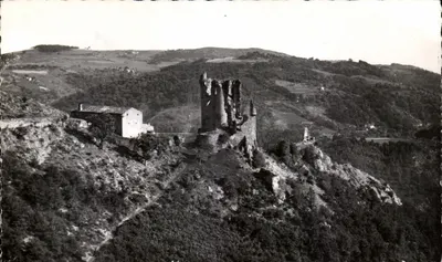 Aproximadamente VERNON (Ardèche) — Ruínas do Velho Castelo e a Fazenda