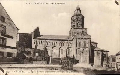 Orcival - A Igreja Romana (Monumento Histórico do Século XI) — L'Auvergne pittoresque, n°4542