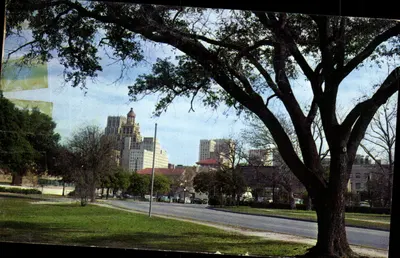 Vista de arranha-céus do Parque Sam Houston — Houston, Texas — Publicado por Morse Wholesale, Inc.
