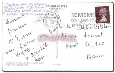 एक स्कॉटिश आउटफिट में पाइपर — फोर्ट विलियम, स्कॉटलैंड — COLOURMASTER INTERNATIONAL PT35905 — पीछे