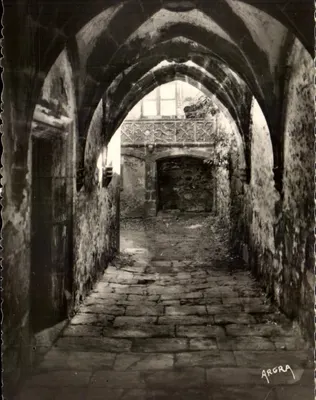 SALERS (Cantal) — Passagem arqueada e pátio da Maison de Bargues (século XVI) — ARGRA
