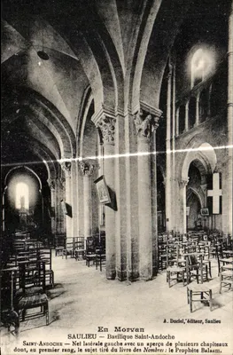 Saulieu — Basílica de São Andoache — Nef lateral esquerda com visão de vários capitéis