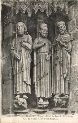 Villeneuve-l'Archevêque (Yonne) — Detalhe do Portal (século XIII) : Moisés, Davi, Salomão — J. Guin