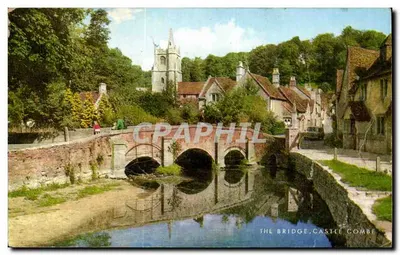 O ponte, Castle Combe — vista pitoresca com igreja e casas — editor J. Salmon Ltd.