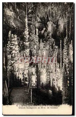 L'Aven-Armand - Grande Stalagmite de 30 m de altura - na Floresta Virgem