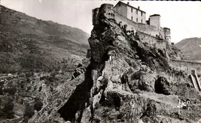 Corte (Corse) — La Citadelle perchée sur un éperon rocheux — J. Jon 7