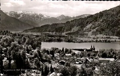Tegernsee com Blaubeerge — vista panorâmica — Localização central da Estação de Recuperação Bavariana Miesbach