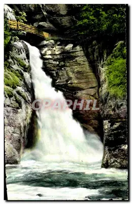Chute d'eau dans un canyon — éditeur non identifié