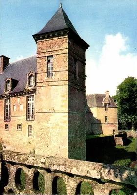 Carrouges (Orne) — O Castelo (séculos XIV-XVII) — Torre de canto a leste e os fosso — C 2190