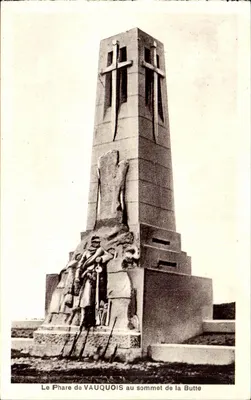 O Farol de VAUQUOIS no topo da Butte — Monumento aos Mortos — Édouard Monestès arquiteto, Marius Roussel escultor