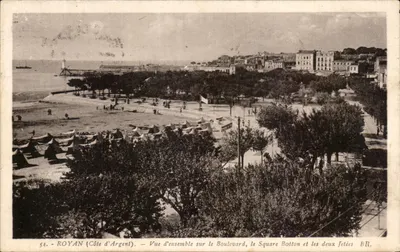 CPA Royan Vue d'ensemble sur le Boulevard le Square Botton en les deux jetees