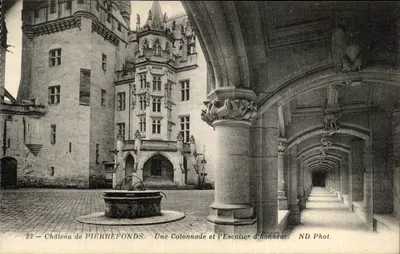 Château de Pierrefonds — Une Colonnade et l'Escalier d'honneur — ND Phot.