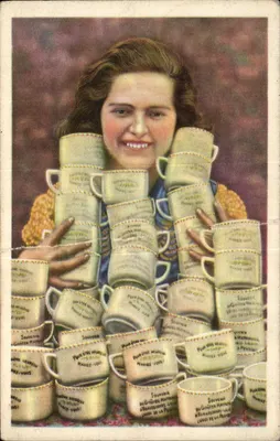 Félicitations — jeune femme souriante entourée de souvenirs en forme de tasses — Éditeur Côte d'Or, n°71