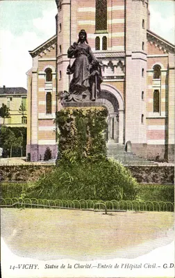 Vichy — Estátua da Caridade diante da entrada do Hospital Civil — G.D.