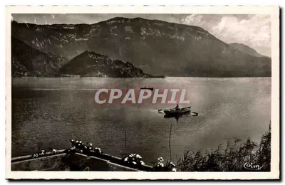 Lago de Aiguebelette (Savoie) — vista do lago com um barco e montanhas — editor Cim