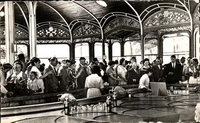 Interior de um bar na estação de Vichy — Editor: Éditions photo au breton, n° 8. Vichy, França