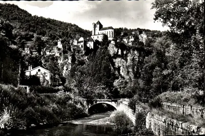 Saint-Cirq-Lapopie (Lot) — Vista geral e no primeiro plano, a Casa Eclusière — Sté des Cartes Postales APA-POUX