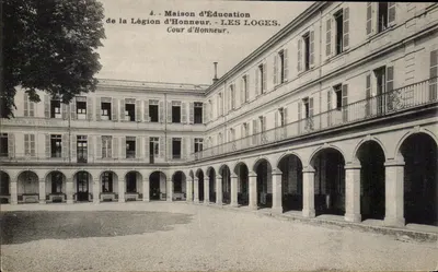 Dom Edukacyjny Orderu Honoru — Dziedziniec Honorowy — Les Loges